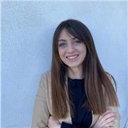 Giurista impartisce lezioni di diritto online.
Laureata in giurisprudenza presso l'Università degli studi di Napoli Federico II.